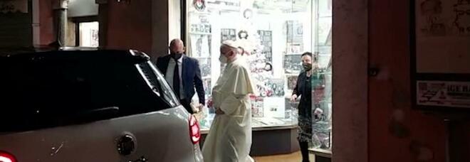 Papa Francesco «paparazzato» in un negozio di dischi: «È un nostro vecchio cliente»