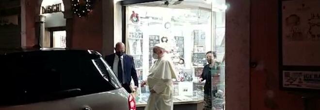 Papa Francesco nel negozio di dischi in via della Minerva, la figlia della titolare: «Così felice di averlo incontrato ancora»