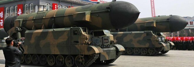 Kim Jong-un al test del missile ipersonico della Corea del Nord: «Colpito obiettivo a 1.000 km di distanza»