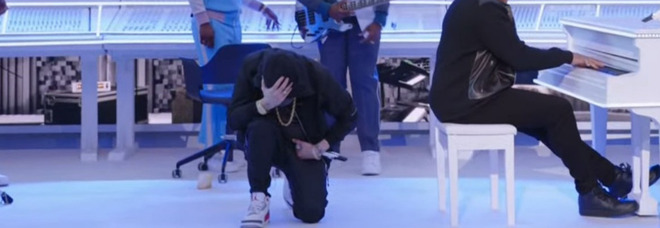 Eminem in ginocchio contro il razzismo sul palco del Super Bowl