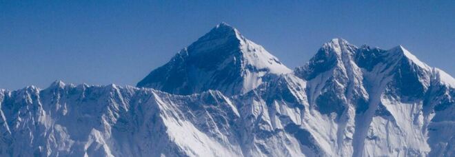 Covid, prima infezione sul monte Everest: scalatori costretti alla quarantena nel campo base