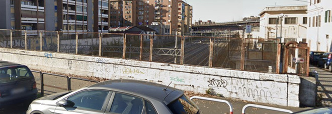 Pigneto, si butta dal Ponte Casilino e viene travolto dal treno: muore un uomo di 50 anni