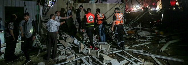 Gaza, l'esercito israeliano: «Colpita la casa del capo di Hamas Sinwar»: il video su Twitter