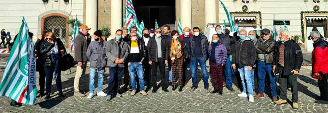 Napoli, la protesta degli ex lavoratori socialmente utili: «Assunti con 400 euro al mese, ora basta»