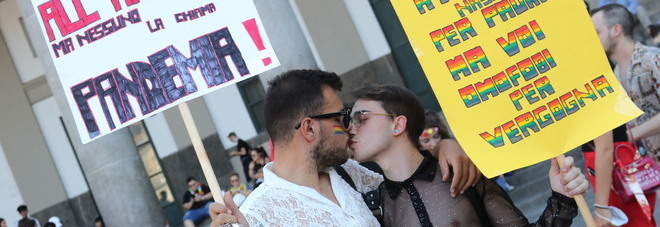 Pride 2020, l'onda arcobaleno a Napoli: «Subito una legge contro l'omolesbotransfobia»