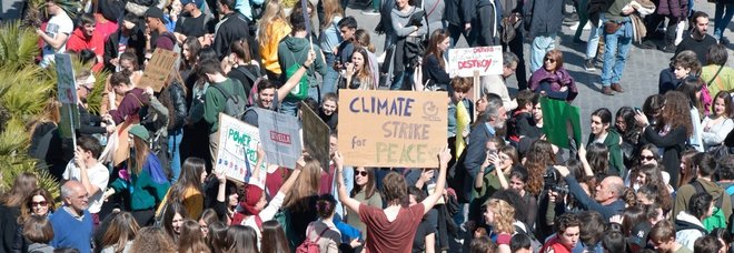 Clima, studenti in piazza in 123 paesi e 2.000 città Diretta. Raggi contestata a Roma: «Vattene»