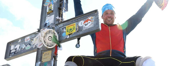 Gran Sasso, grande impresa dell'alpinista senza gambe: scalato il Corno Grande con le protesi