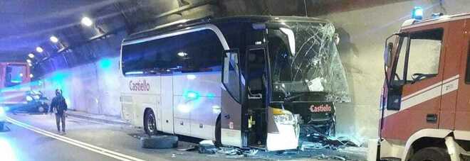 Incidente in galleria sulla statale sorrentina: auto contro bus, morta donna, feriti tra i passeggeri