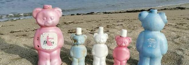 Puglia, sulle spiagge spuntano "orsacchiotti" colorati: svelata la loro origine (e perché si trovano solo lì)