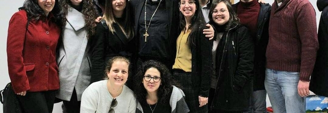 Monsignor Andrea Bellandi con Don Enzo Serpe e i giovani studenti della cappella universitaria. Foto d'archivio, precedente edizione ante Covid