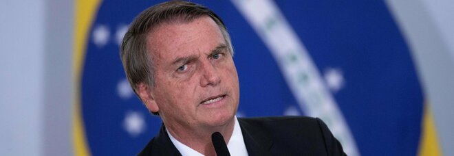 «Vaccino anti-Covid fa venire l'Aids», Bolsonaro indagato per aver diffuso fake news