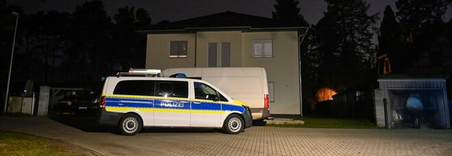 Germania, famiglia (con 3 bambini di 4, 8 e 10 anni) trovata morta: ferite da taglio e da proiettili. «Erano in quarantena»