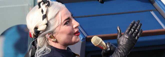 Lady Gaga canta l'inno durante l'Inauguration Day di BIden