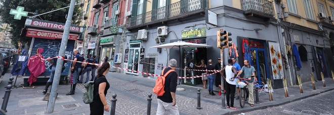 Napoli, bimbo morto cadendo dal balcone: «Un tonfo, poi quelle urla strazianti davanti al corpicino a terra»