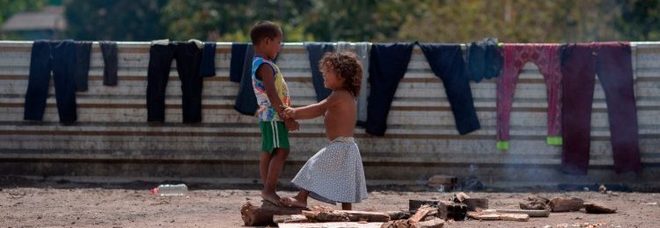 Bambini al confine tra Venezuela e Brasile