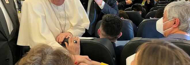 Papa Francesco arriva a Malta ma pensa a Kiev: «Il futuro o sarà insieme non sarà», poi critica Putin