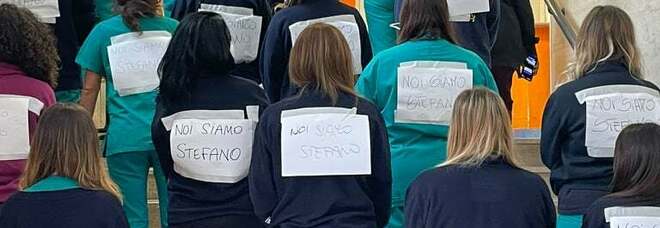 Violenza in ospedale a Napoli, flash mob ai Pellegrini: «Noi siamo Stefano»
