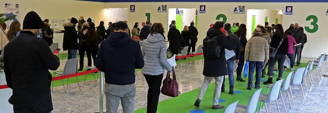 Covid in Campania, oggi 1.216 positivi e tre morti: l'indice di contagio cala al 3,69% ma aumentano i ricoveri
