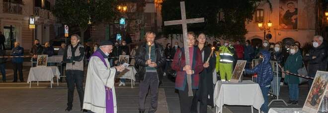 A Contursi Terme la croce è portata dalle famiglie ucraine