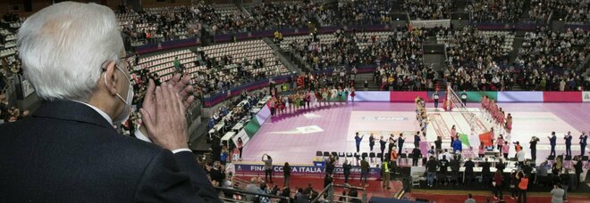 Mattarella applaudito al Palaeur alla finale di Coppa Italia di volley femminile: «Grazie presidente»