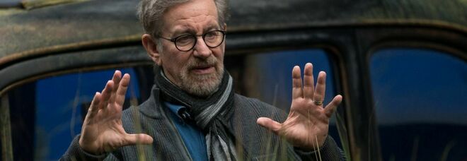 Steven Spielberg perseguitato da una stalker. La polizia: «Ha comprato una pistola per ucciderlo»