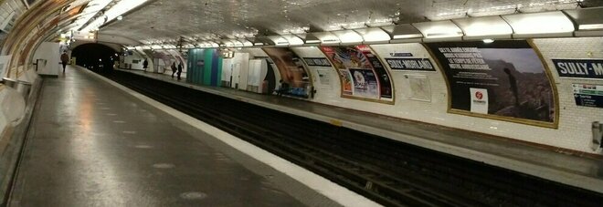 Parigi, girava con un machete nella stazione della metro: arrestato dalla polizia. Nel quartiere cecchini sui tetti
