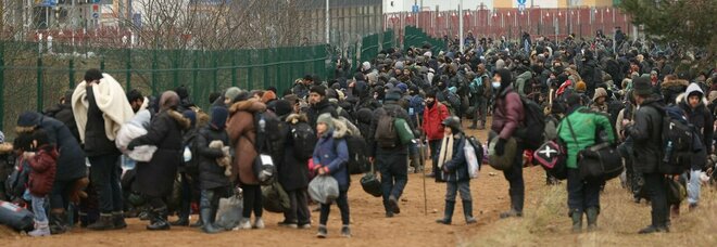 Migranti, la Polonia costruirà un muro al confine con la Bielorussia
