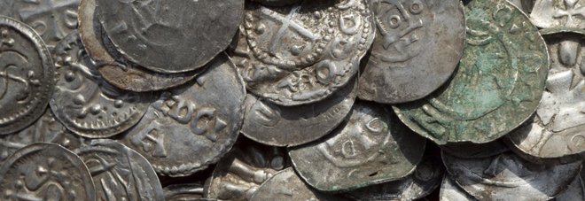 Germania, tredicenne trova il tesoro del leggendario re vichingo Bluetooth: monete, collane e un martello di Thor
