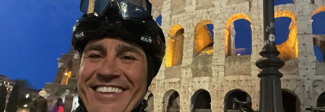 Fabio Cannavaro dalla panchina alla bici: da Napoli a Roma in sette ore e selfie col Colosseo