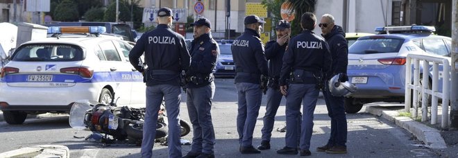 Roma, spari a Corso Francia: ladri in fuga si schiantano contro la polizia. Agenti feriti