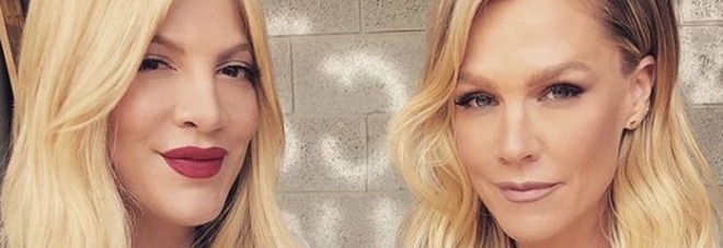 Kelly e Donna di Beverly Hills 90210 e la foto insieme su Instagram. Fan al vetriolo: «Troppo botulino, siete irriconoscibili»