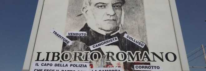 Napoli, viale Umberto Maddalena, la gigantografia di Liborio Romano presa d'assalto: «Via i camorristi dalla storia»