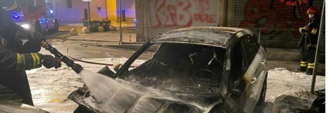 Tre auto in fiamme nella notte: caccia al piromane del raid vandalico che ha terrorizzato due zone della città