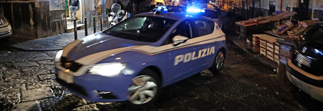 Napoli, sorpreso mentre tenta di rubare un'auto a Chiaia: arrestato 33enne