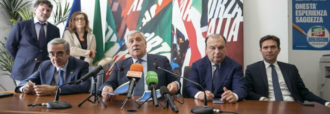 Forza Italia a Napoli dopo il caos liste, Tajani: «Per Berlusconi cinquemila persone»