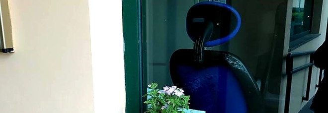 "Onore al poliziotto ucciso sul lavoro": Marius lascia fiori davanti alla questura
