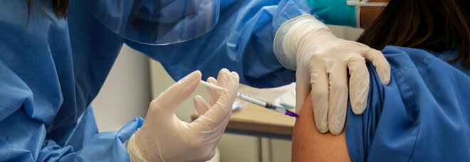 Covid, positivi dopo il vaccino: è allerta per i medici