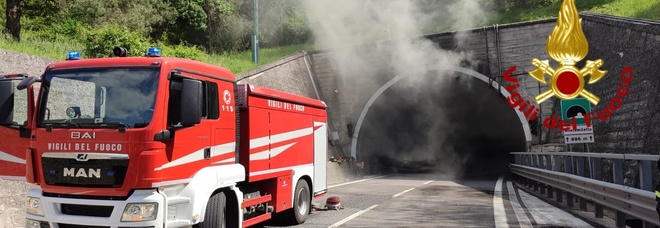 Terrore in autostrada brucia un Tir nel tunnel: traffico in tilt per ore