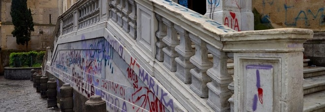 Napoli, atti vandalici sulla Chiesa di Santa Chiara, la denuncia di Borrelli «È inaccettabile, la città è in ginocchio!»