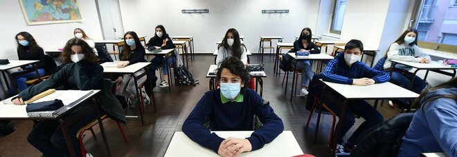 Scuola, test Covid a campione nel Lazio per individuare le «classi sentinella»: 18 mila tamponi su studenti primarie e secondarie
