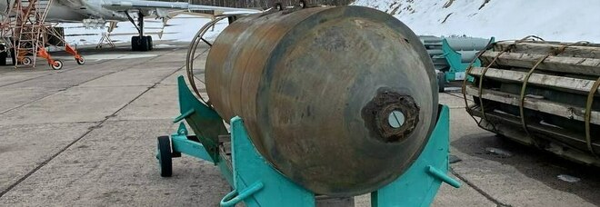 La bomba FAB-3000, i negoziati, i rastrellamenti di soldati: Mariupol sta veramente cadendo? Zelen