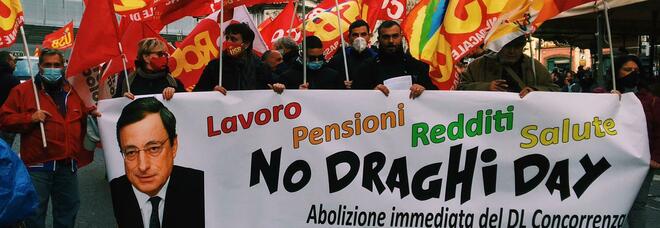 Napoli, il sindacalismo di base scende in piazza per il «No Draghi Day»