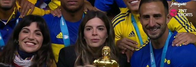 Maradona Cup, Xavi e il Barça ko: Dalma consegna il trofeo al Boca