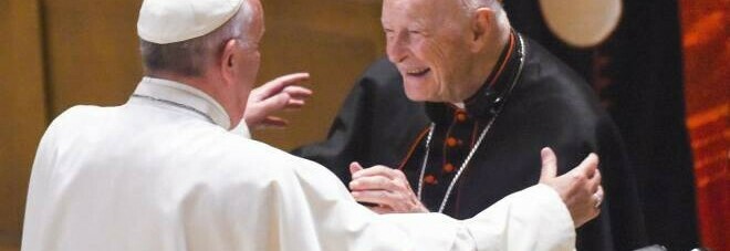 Pedofilia, l'ex cardinale McCarrick trascinato in tribunale negli Usa: è la prima volta