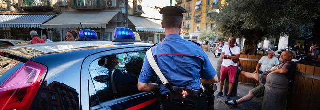 Case occupate a Napoli, donna lancia benzina sui carabinieri per evitare lo sfratto: arrestata