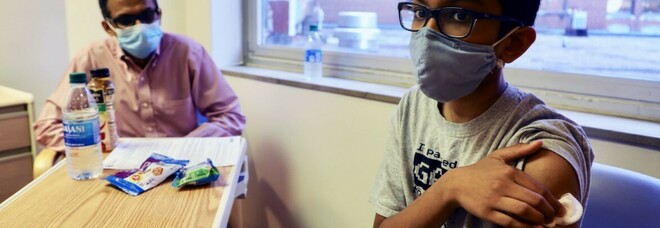 Vaccino Covid, Abhinav (12 anni) è il volontario più piccolo del mondo a sottoporsi al test: «Così aiuto il mondo»