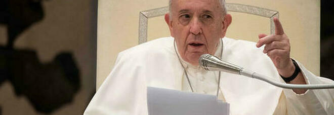 Papa Francesco ha il ginocchio infiammato e scherza: «Roba da vecchi, non so perché viene a me»