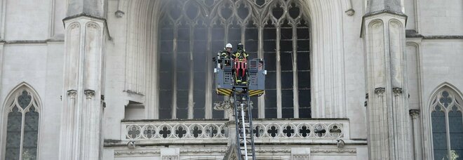 Nantes, brucia la cattedrale gotica di Saint Pierre: «Violento incendio» VIDEO
