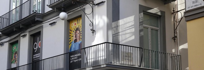 Via Toledo, la targa della strada inglobata nel balcone abusivo: «Da anni nessun intervento»