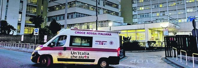 Napoli, caos al pronto soccorso Cardarelli: il reparto Obi «sloggia» i malati Covid